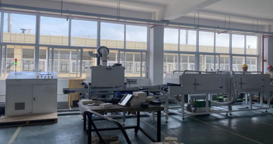 Z6尊龙特瓷陶瓷橡胶复合衬板硫化喷胶线