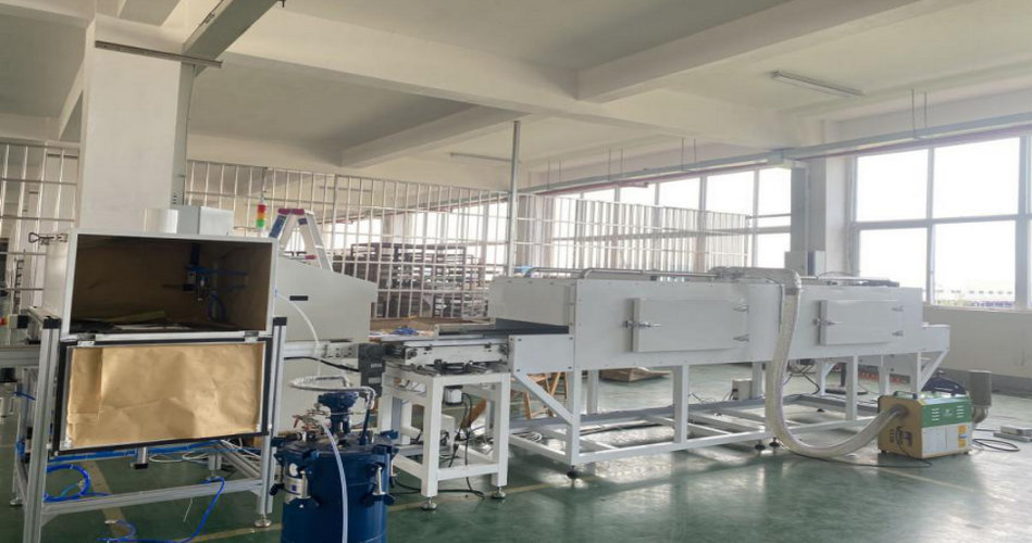 Z6尊龙特瓷陶瓷橡胶复合衬板硫化喷胶线