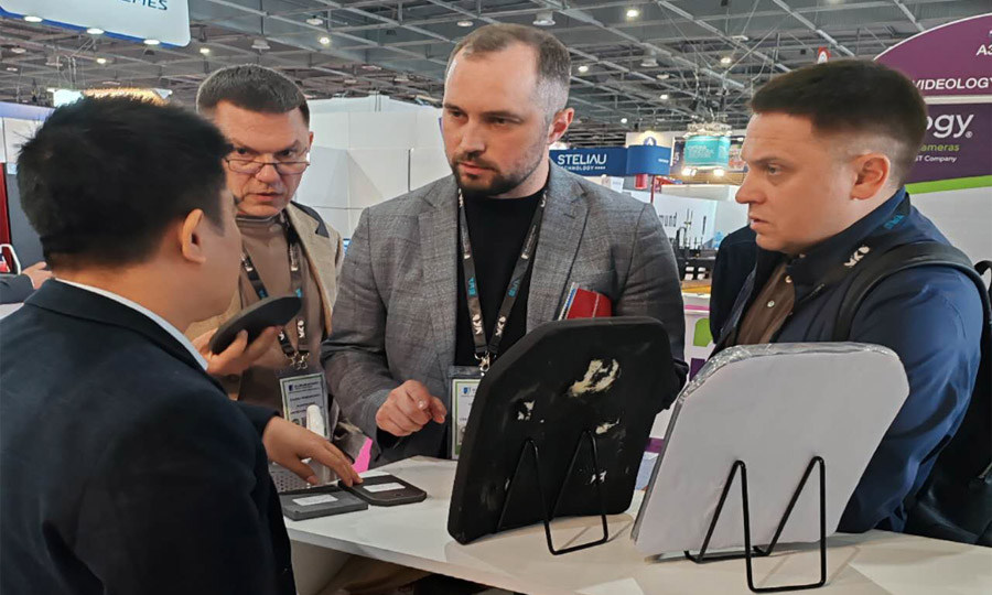 湖南Z6尊龙携最新防弹产品亮相法国欧洲国际防务展